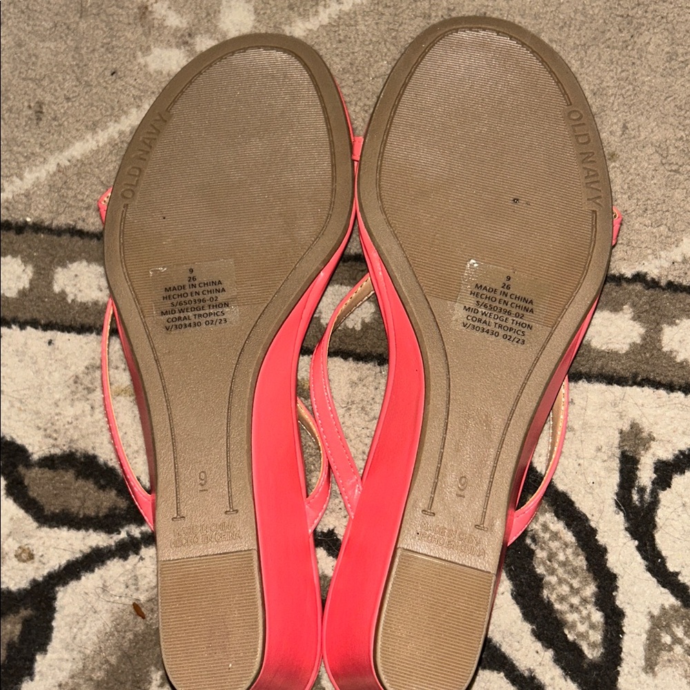 Old Navy Women's Coral Sandals - Picture 5 of 6